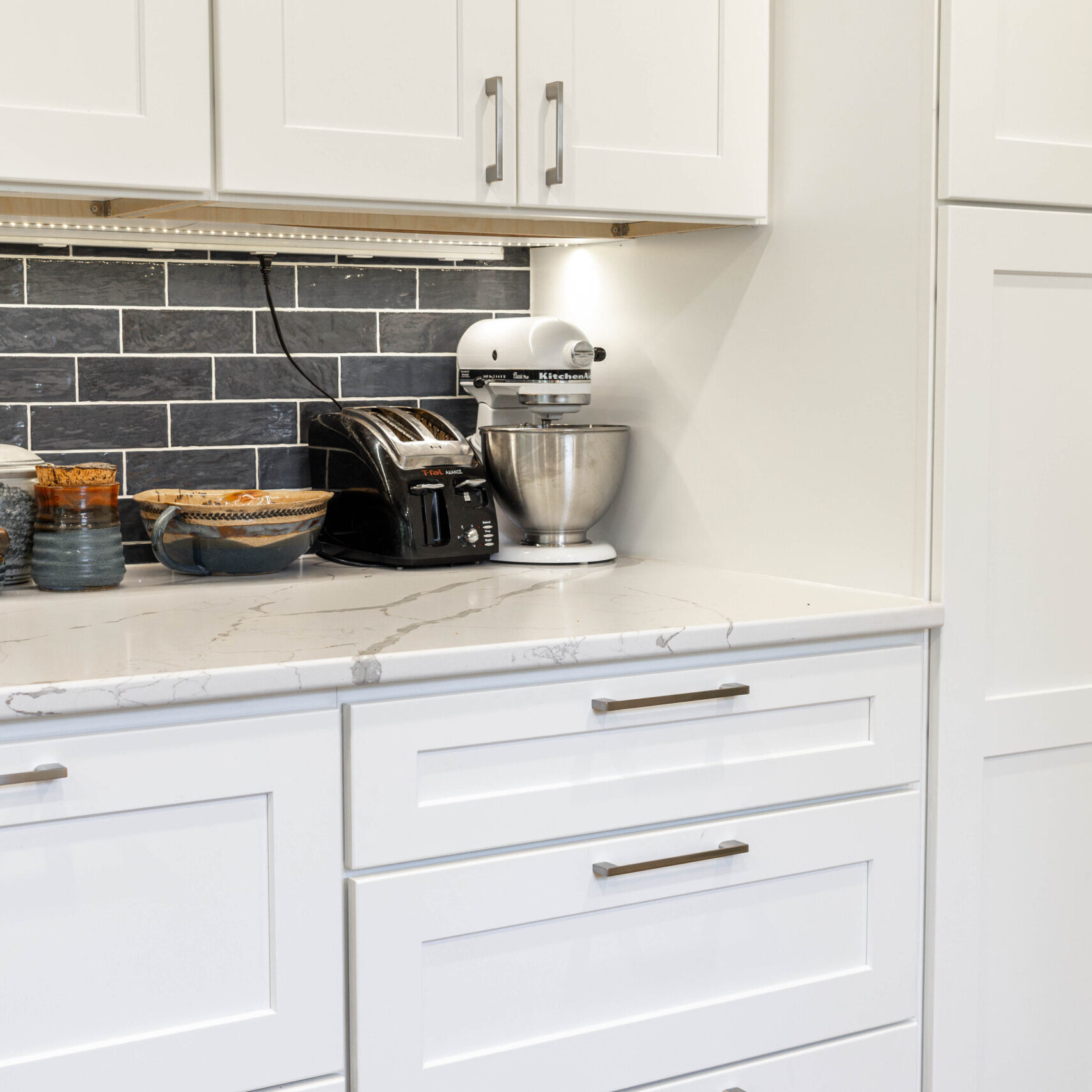 Kitchen with modern pendant lighting and tile backsplash